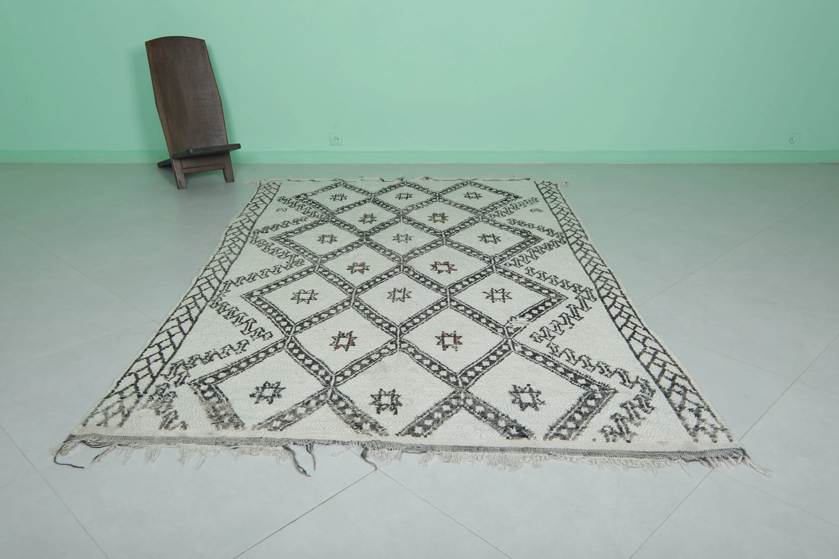 Moroccan Rug 5.6 x 8.8 ft - Black and White Geometric Design