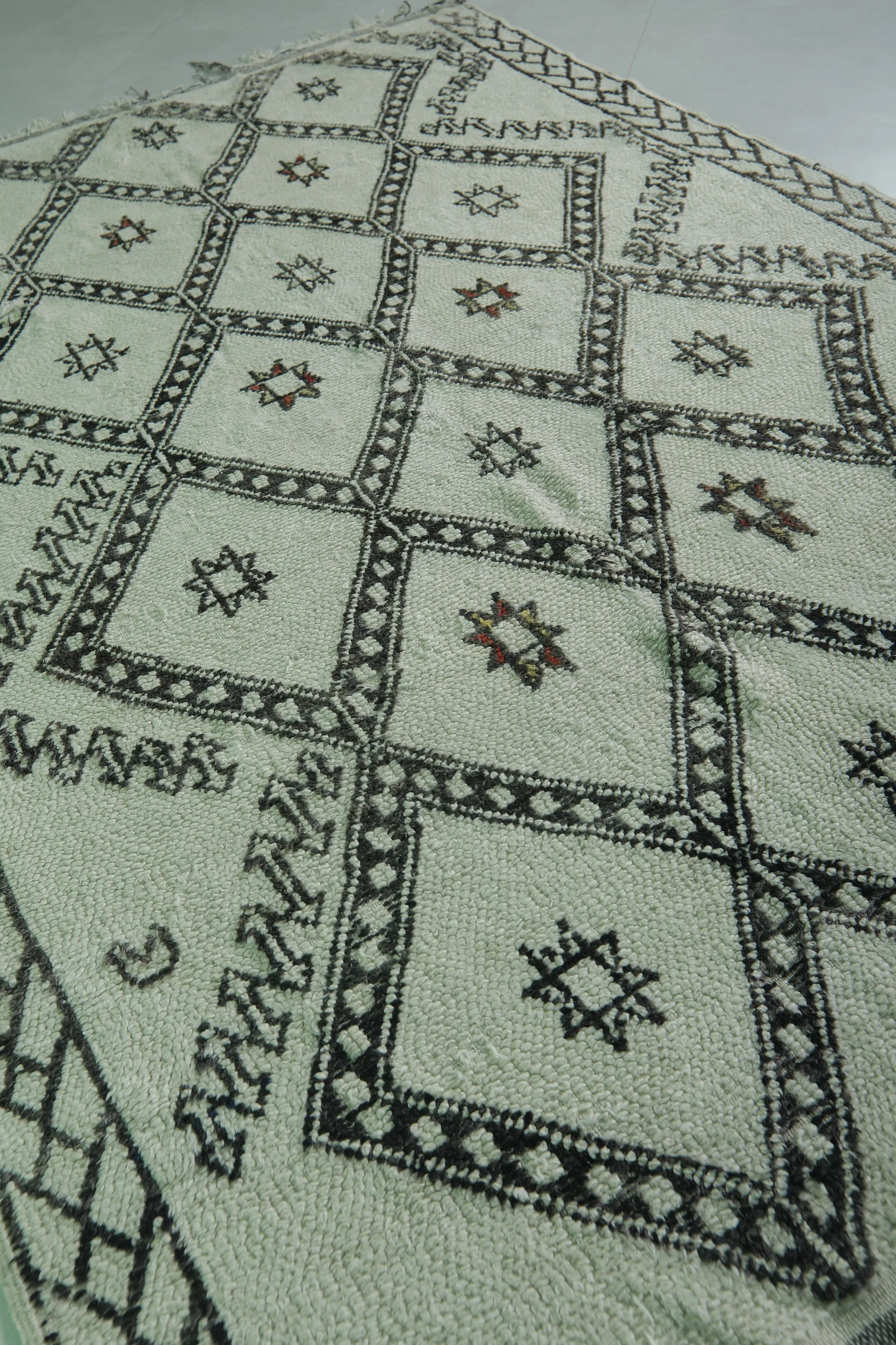 Moroccan Rug 5.6 x 8.8 ft - Black and White Geometric Design