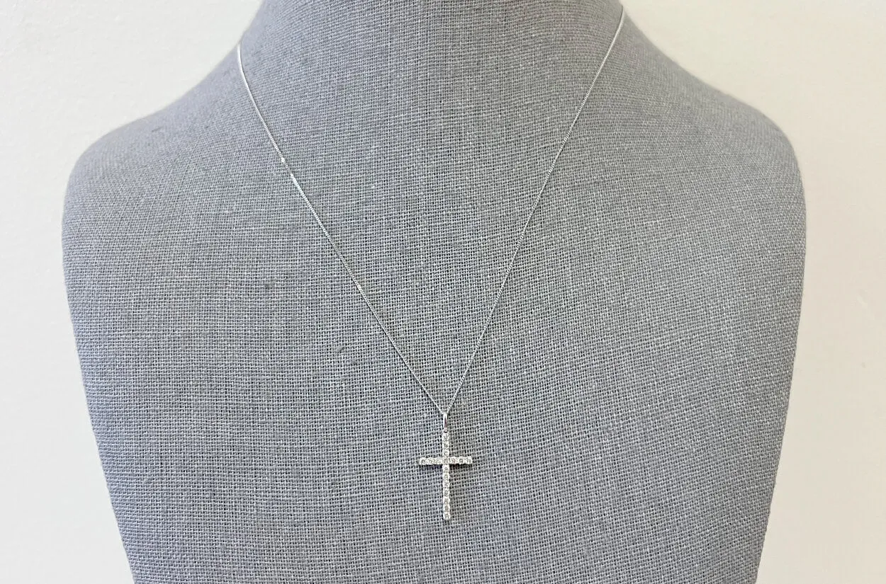 Necklace 18kt Gold & Round Diamonds Cross